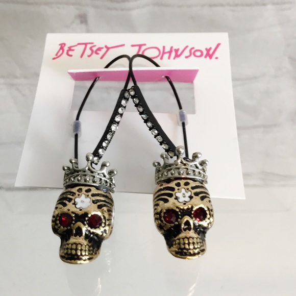 🚨 SALE 🚨 Betsey Johnson Skull Drop Earrings - Picture 1 of 2